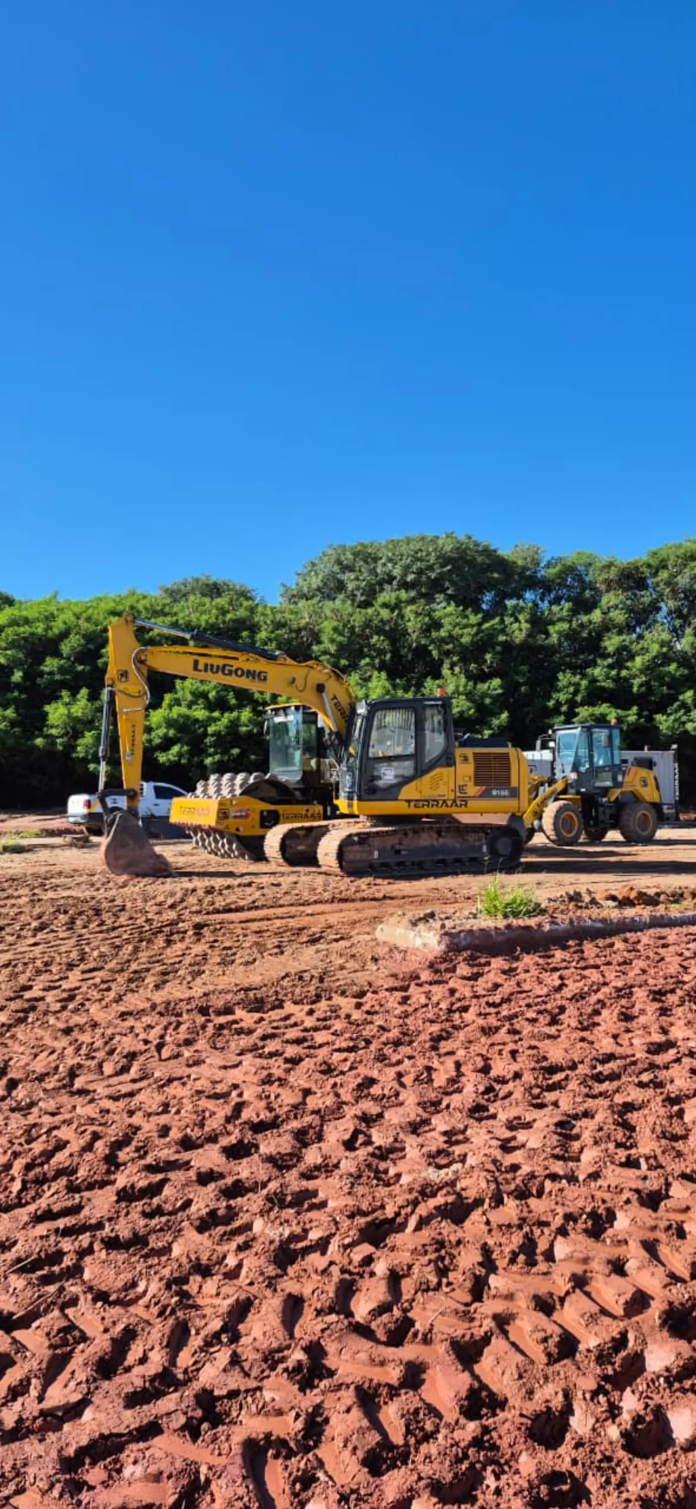 Escavadeira, Rolo Compactador e Pá Carregadeira